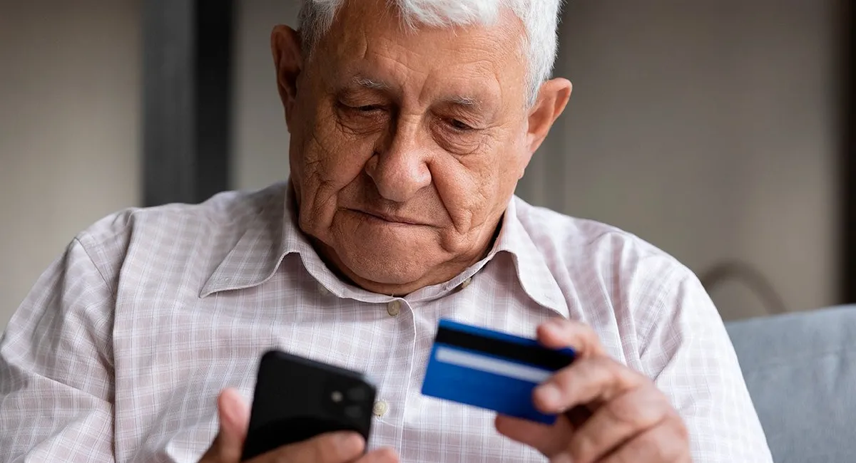 Українцям блокують картки з пенсією: кому варто терміново зняти кошти