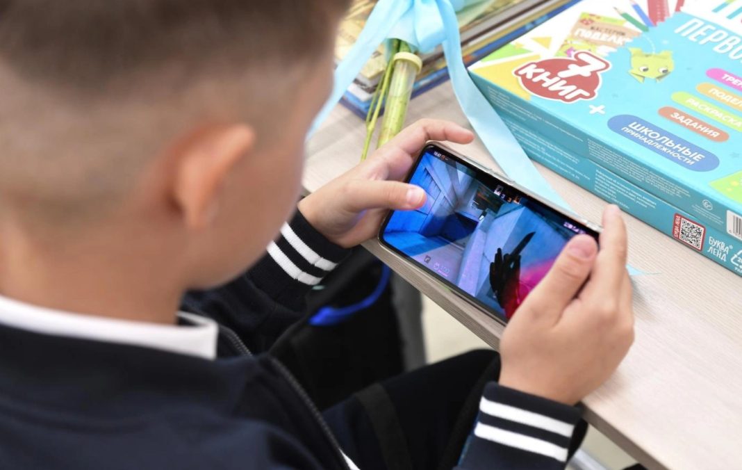 Совет готовит ограничения смартфонов для учащихся