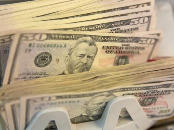 У 2026 році оклади держслужбовців зростуть: де чиновники отримуватимуть до 80 тисяч гривень на місяць