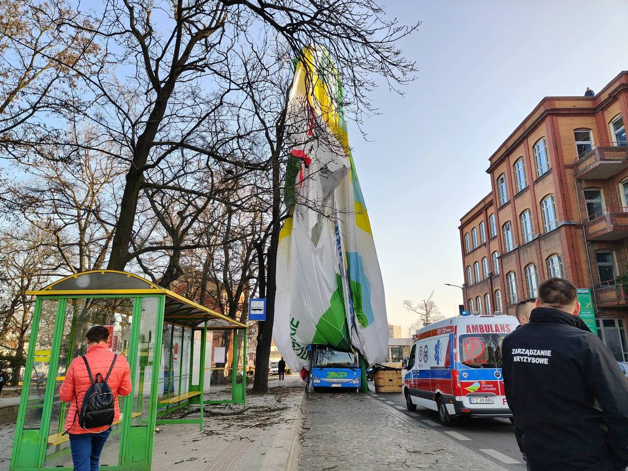 Жесть, нова фобія: у Польщі повітряна куля протаранила багатоквартирний будинок і впала на землю: загинула 28-річна жінка, двох постраждалих госпіталізували