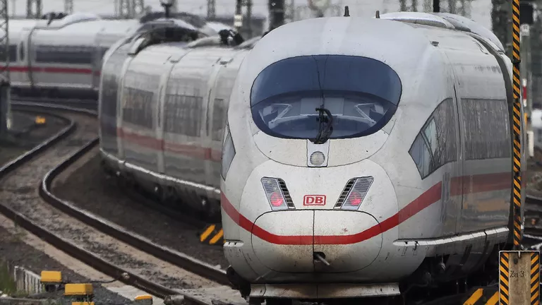 У Німеччині контактна мережа обрушилася на поїзд з 600 пасажирами
