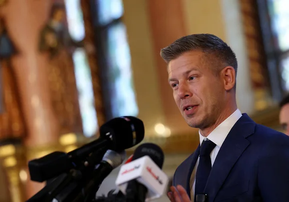 Мадяр закликав заборонити пов'язаним з Орбаном бізнесменам виїзд з Угорщини