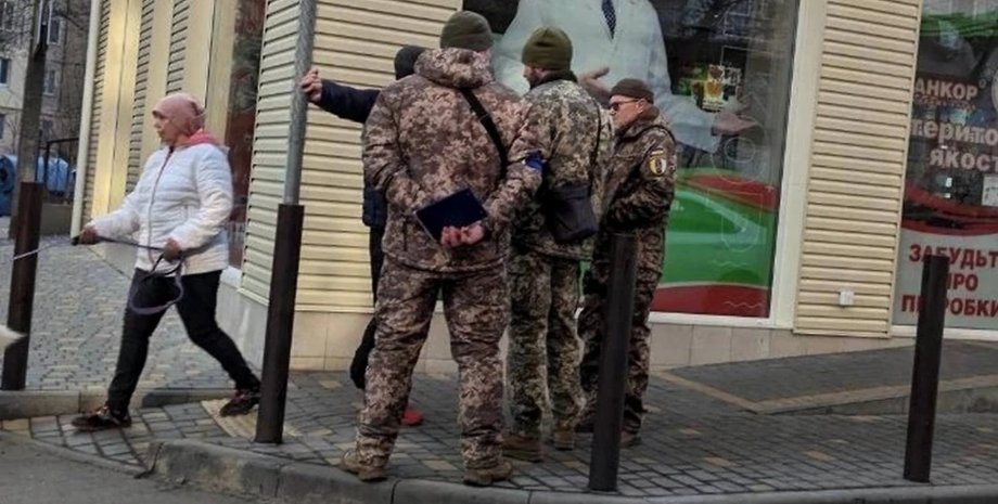 У Луцьку сталася масова бійка за участю ТЦК та підлітків: мобілізованого доставили для перевірки даних