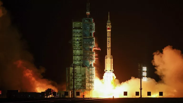 Китай запустив космічний корабель "Шеньчжоу-23" з трьома космонавтами.