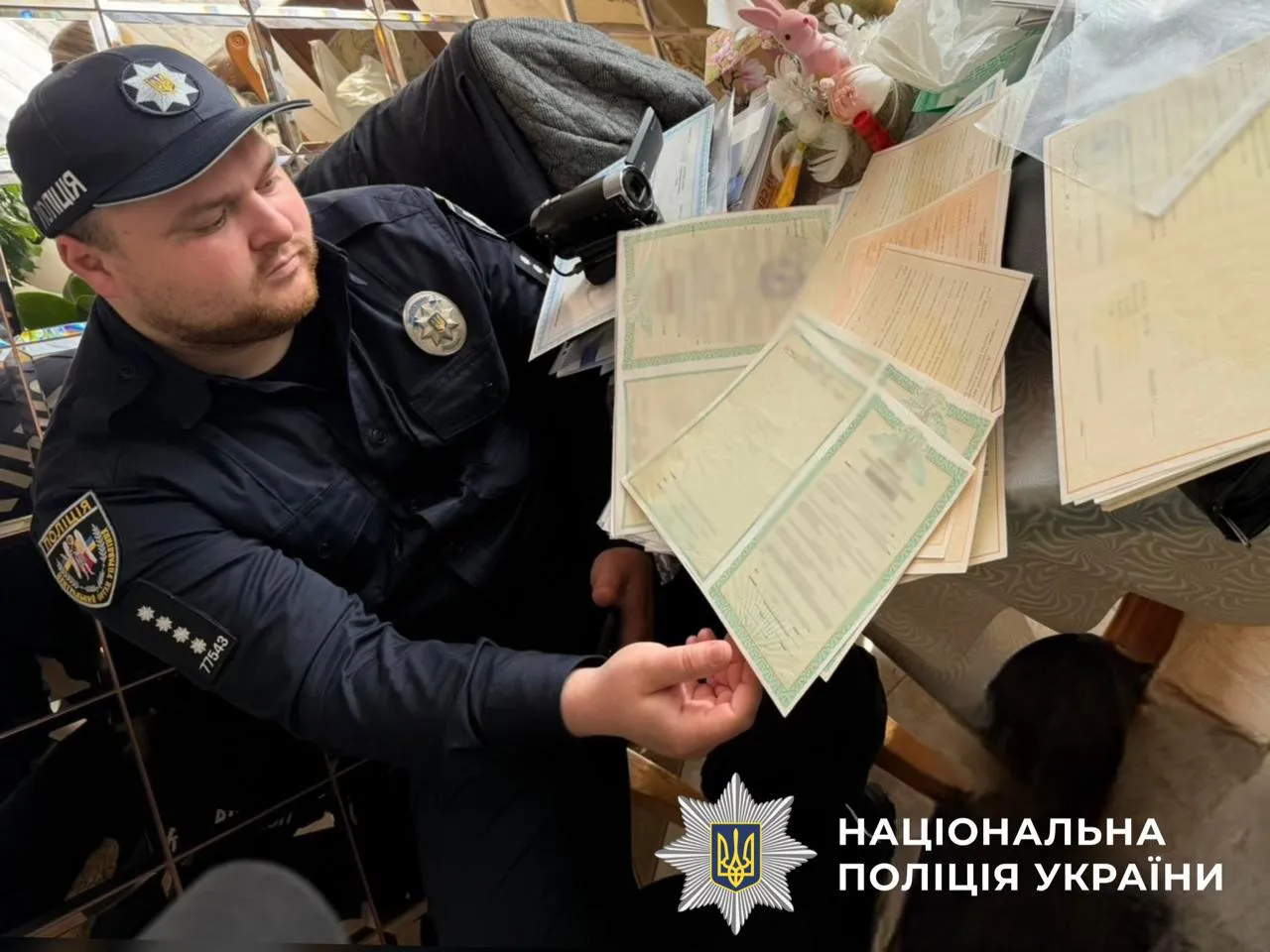 Поліція затримала організовану групу, яка через підроблені документи оформлювала державні земельні ділянки на фіктивних осіб для подальшого продажу, завдавши значних збитків державі.