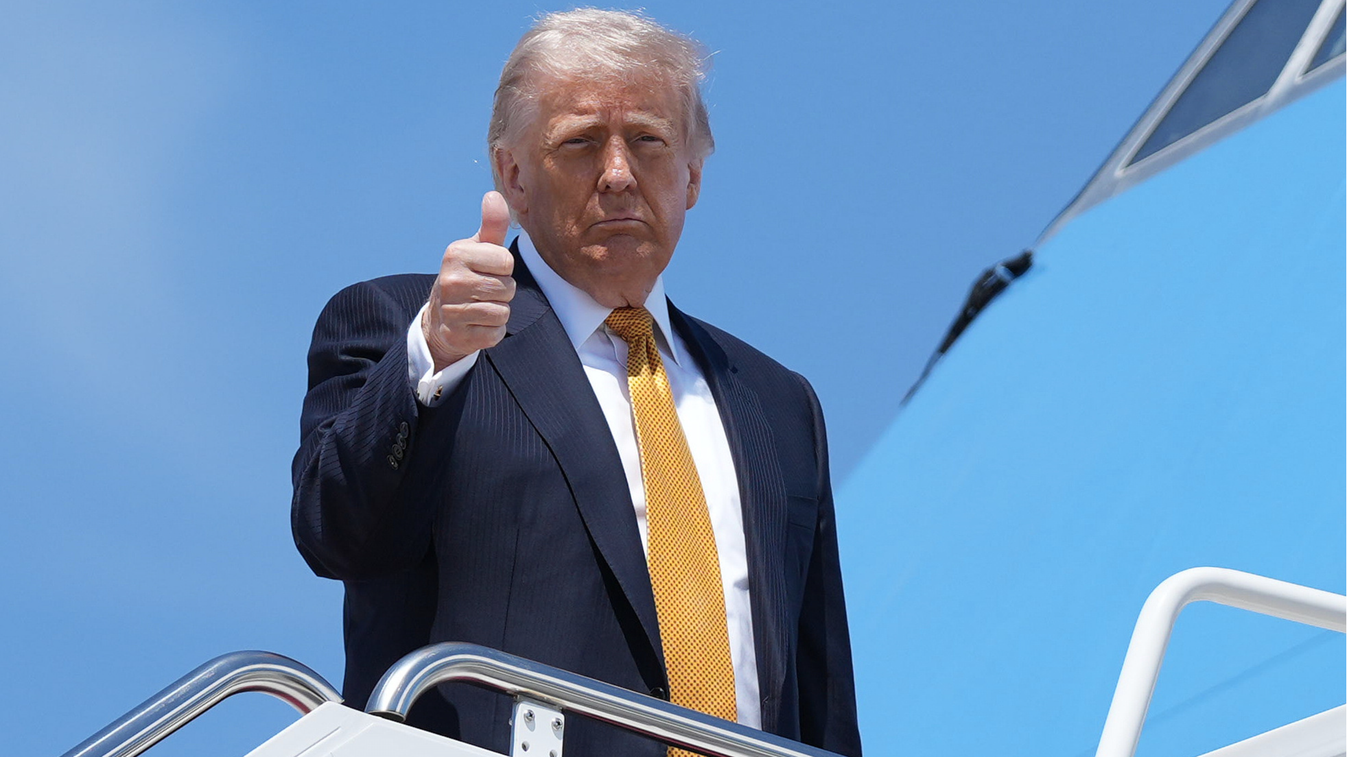 Трамп заявив, що кінець війни в Україні «дуже близький», вирушаючи до Китаю