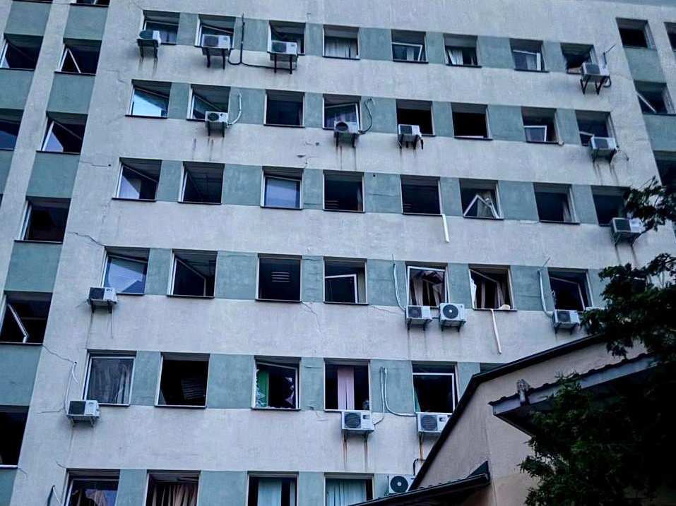Атака РФ пошкодила будівлю податкової у Києві: що відомо про наслідки (фото)