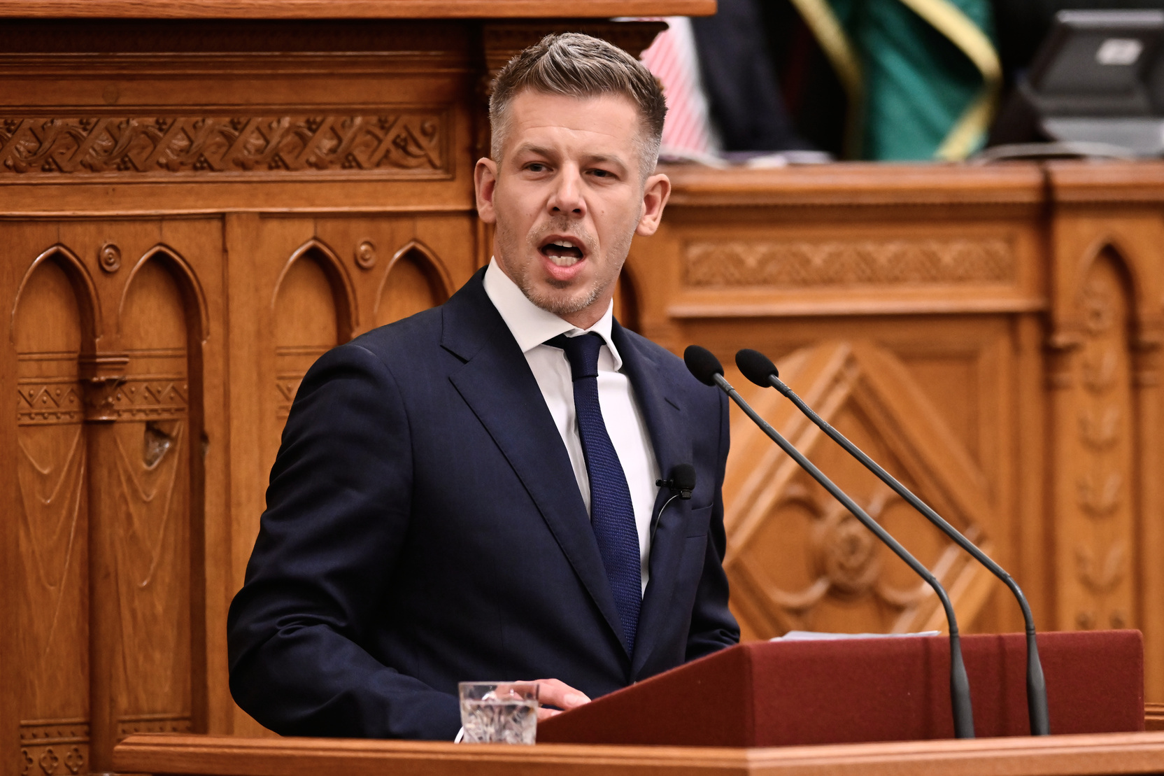 Мадьяр в Угорщині скасовує надзвичайний стан і вимагає відставки президента Орбана