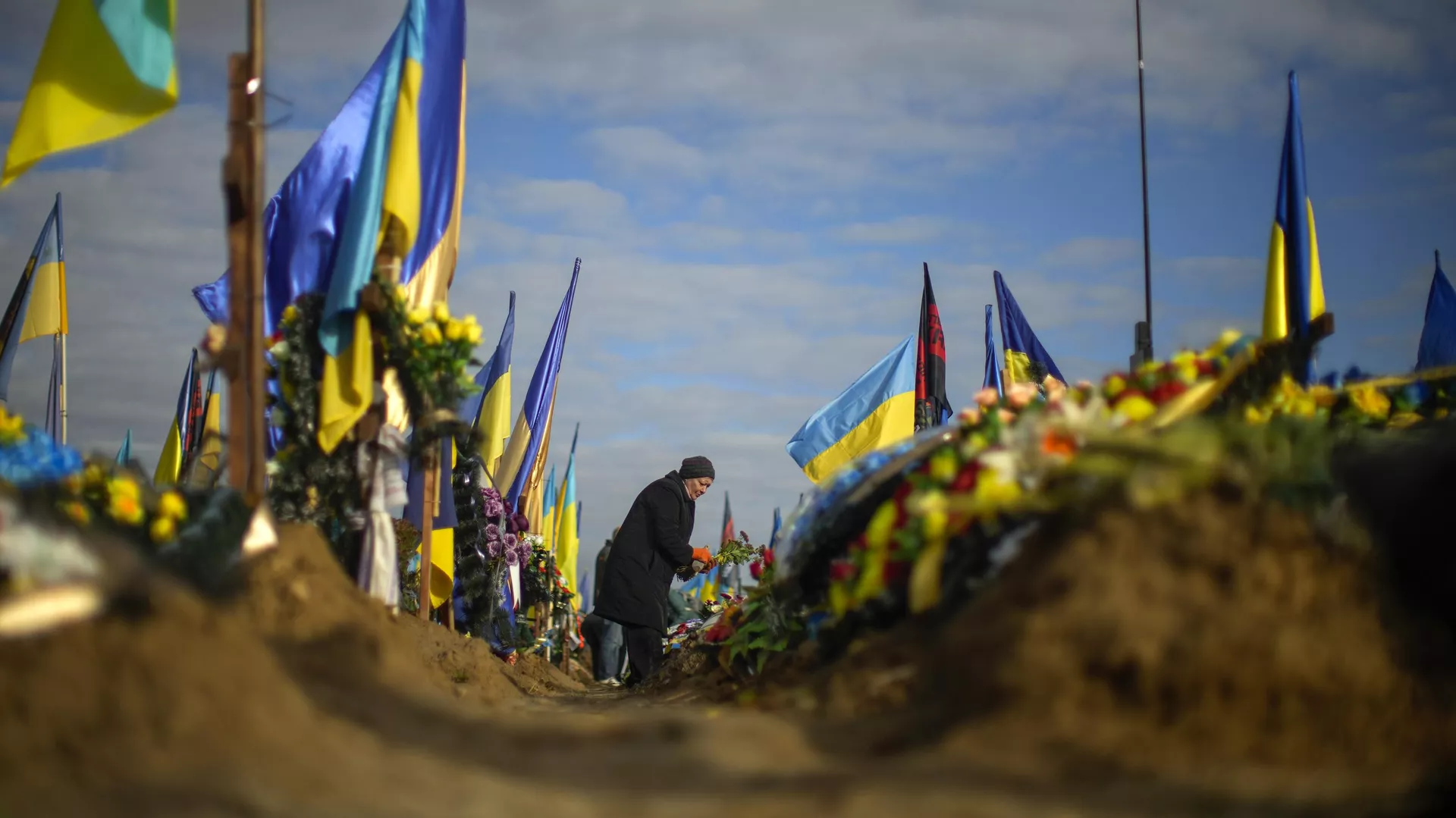 У Київській області після дощу розмило військове кладовище