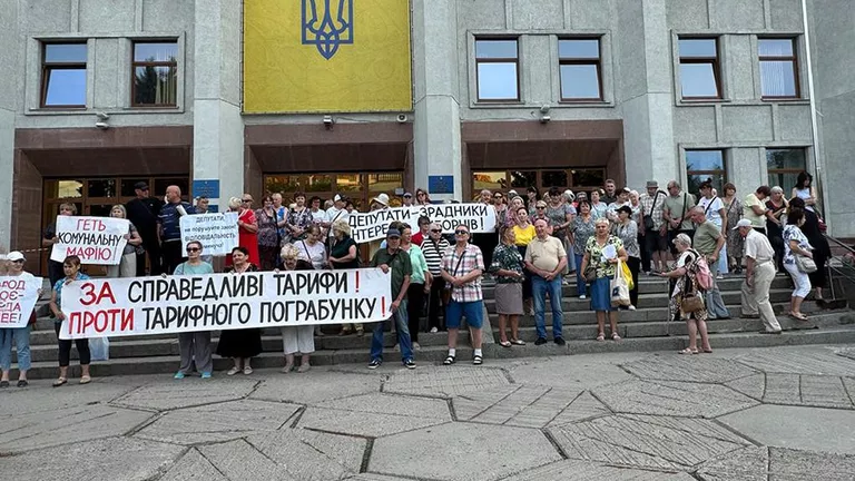 У Полтаві близько 100 людей вийшли на протест проти підвищення тарифів на воду