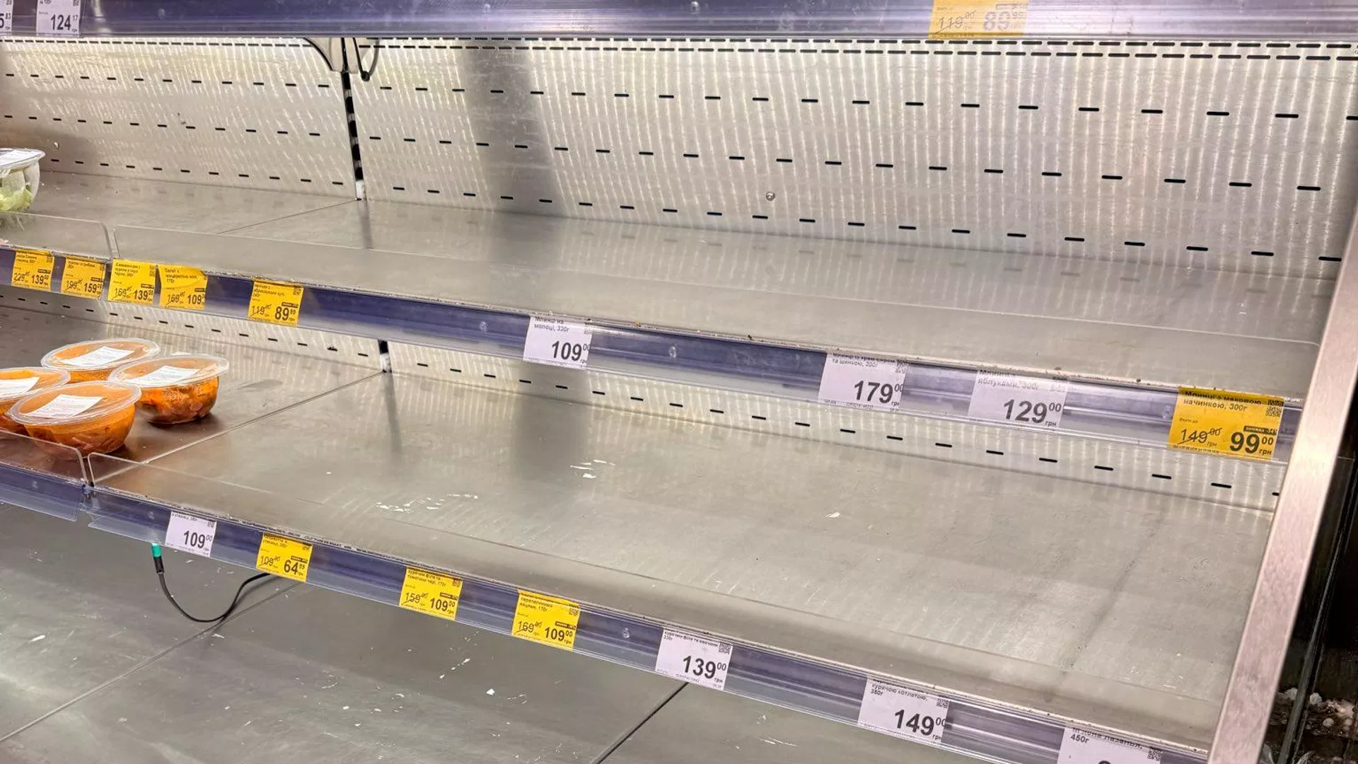 ЗМІ повідомляють про спорожнілі полиці в українських супермаркетах