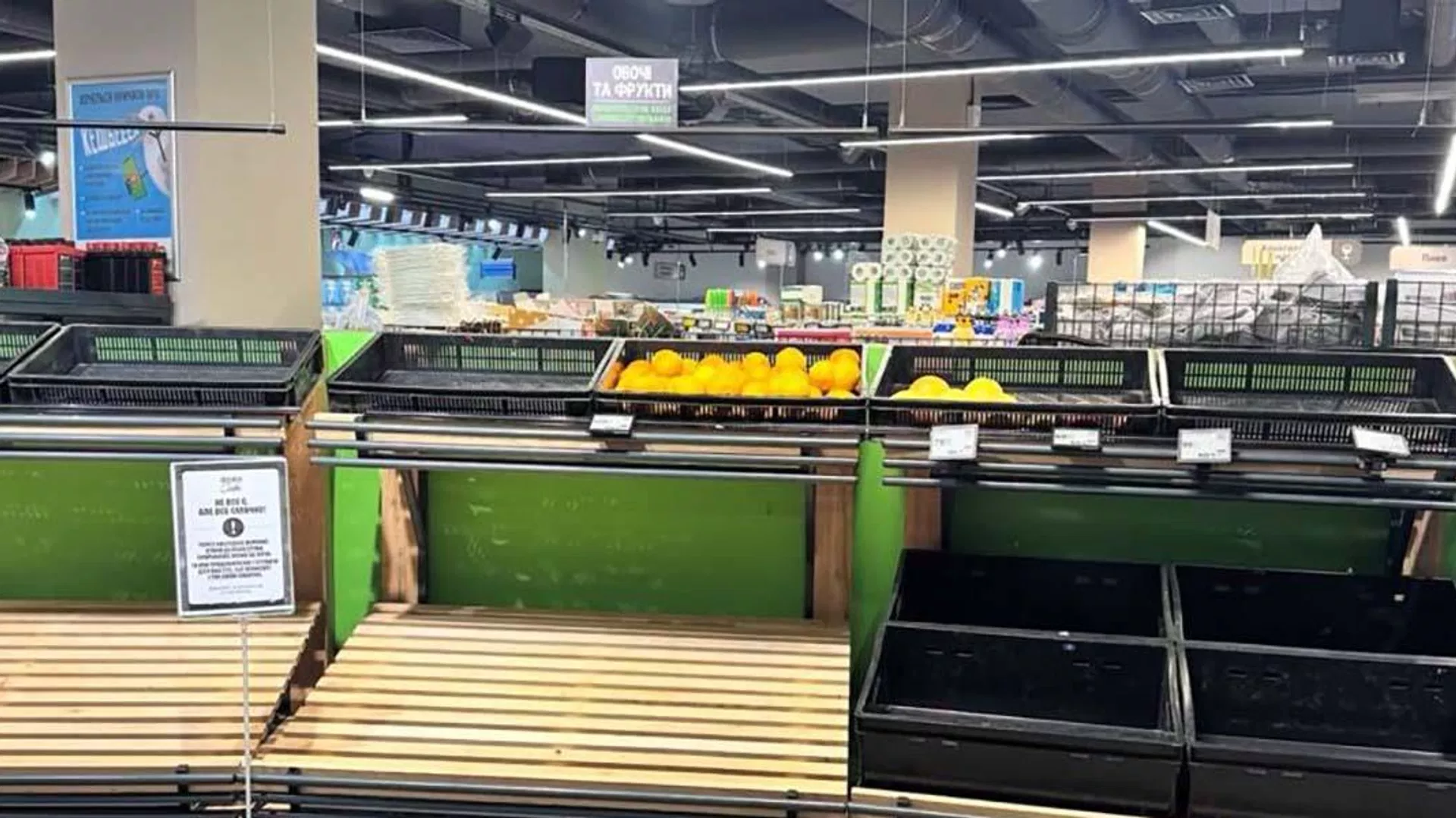 ЗМІ: у деяких магазинах у Києві виник дефіцит овочів, фруктів і м'яса