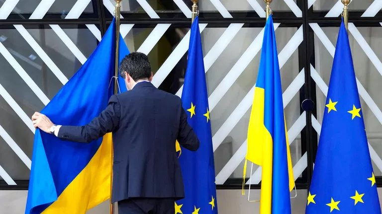 Київ витрачає гроші ЄС швидше, ніж очікували в Брюсселі, пише Euractiv