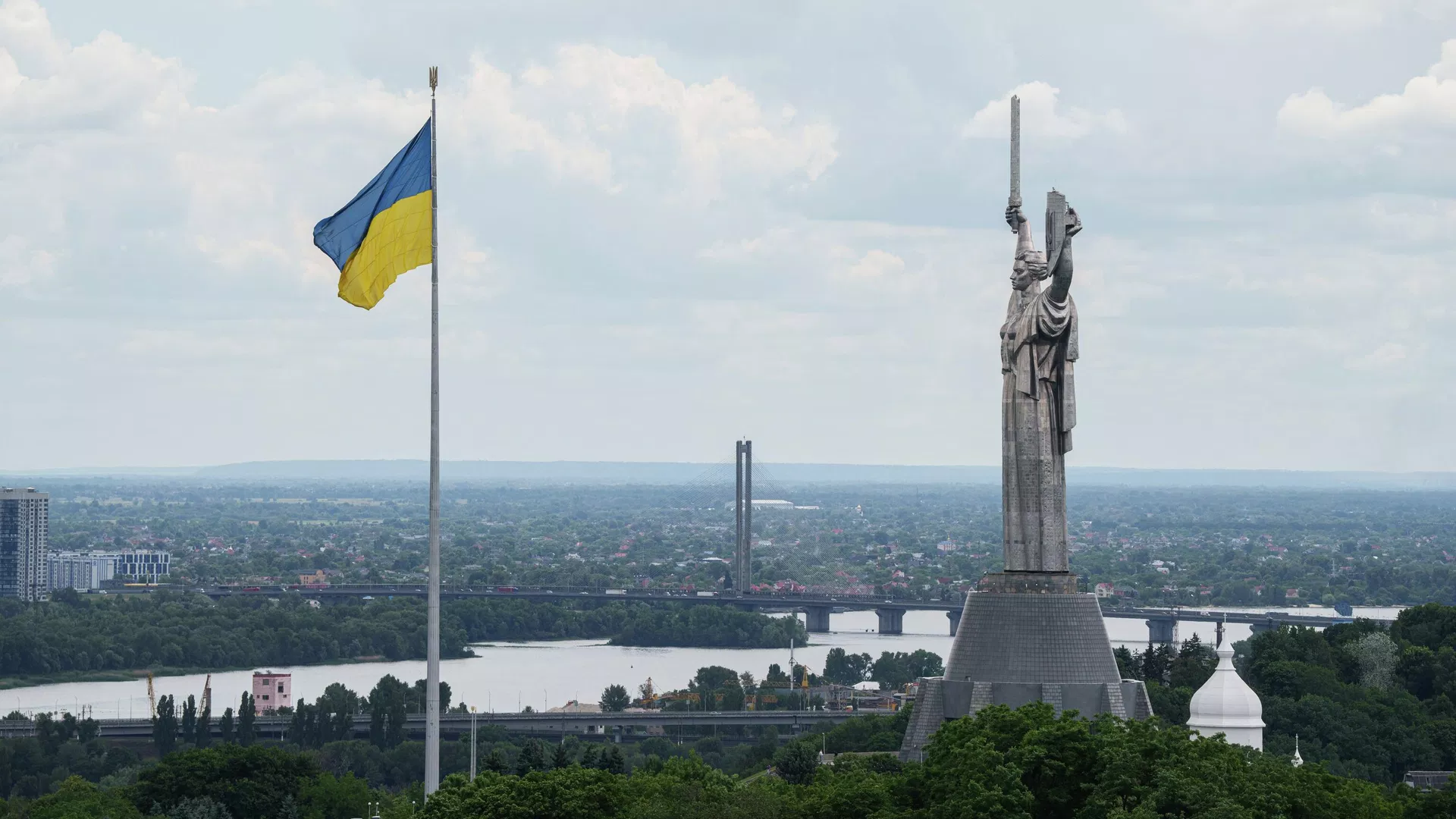 Захід не вкладається в терміни з військової допомоги Україні, пишуть ЗМІ